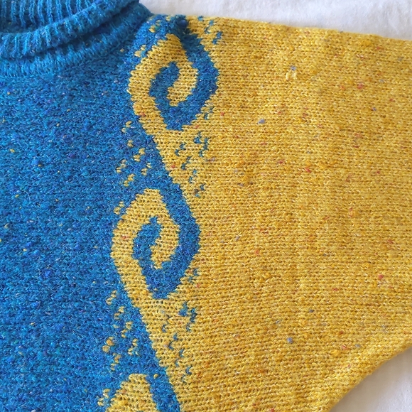 NWOT. Woman's Relax fit sweater with design. - Picture 5 of 8